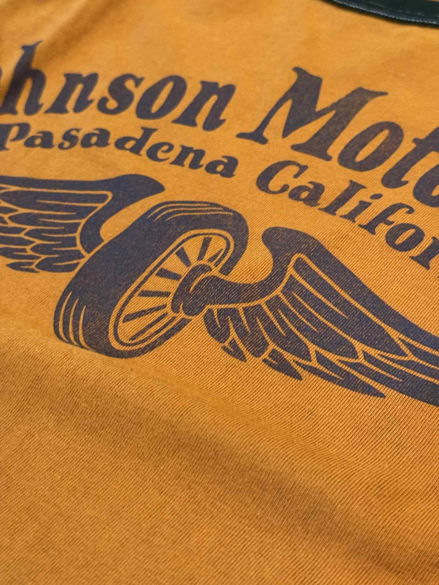 Toys McCoy "Johnson Motors" Cropped Raglan Tee