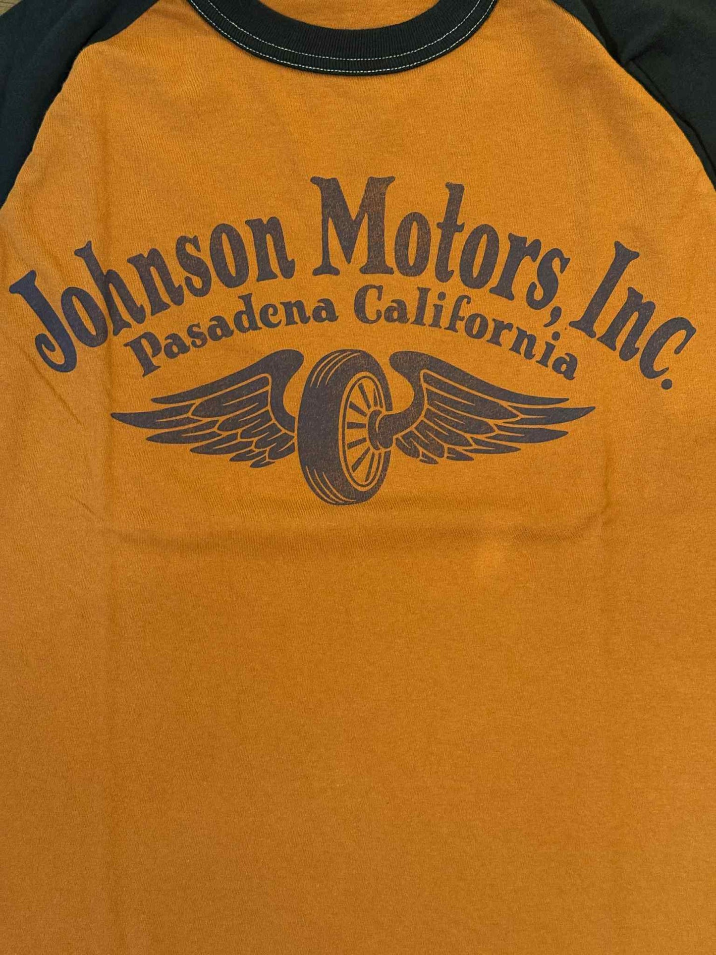 Toys McCoy "Johnson Motors" Cropped Raglan Tee
