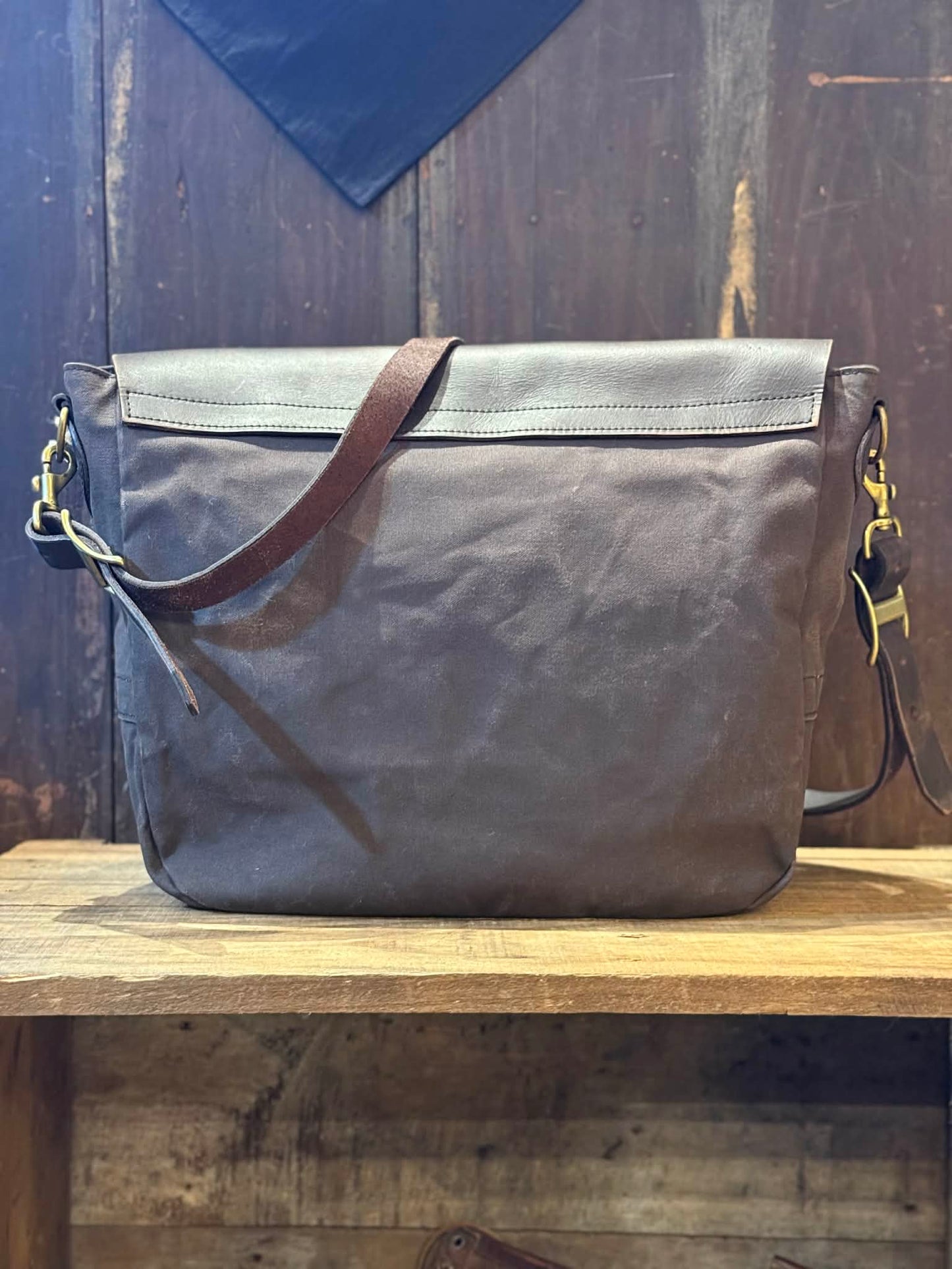 Vasco Oil Canvas x Leather Mail Bag ( Large )