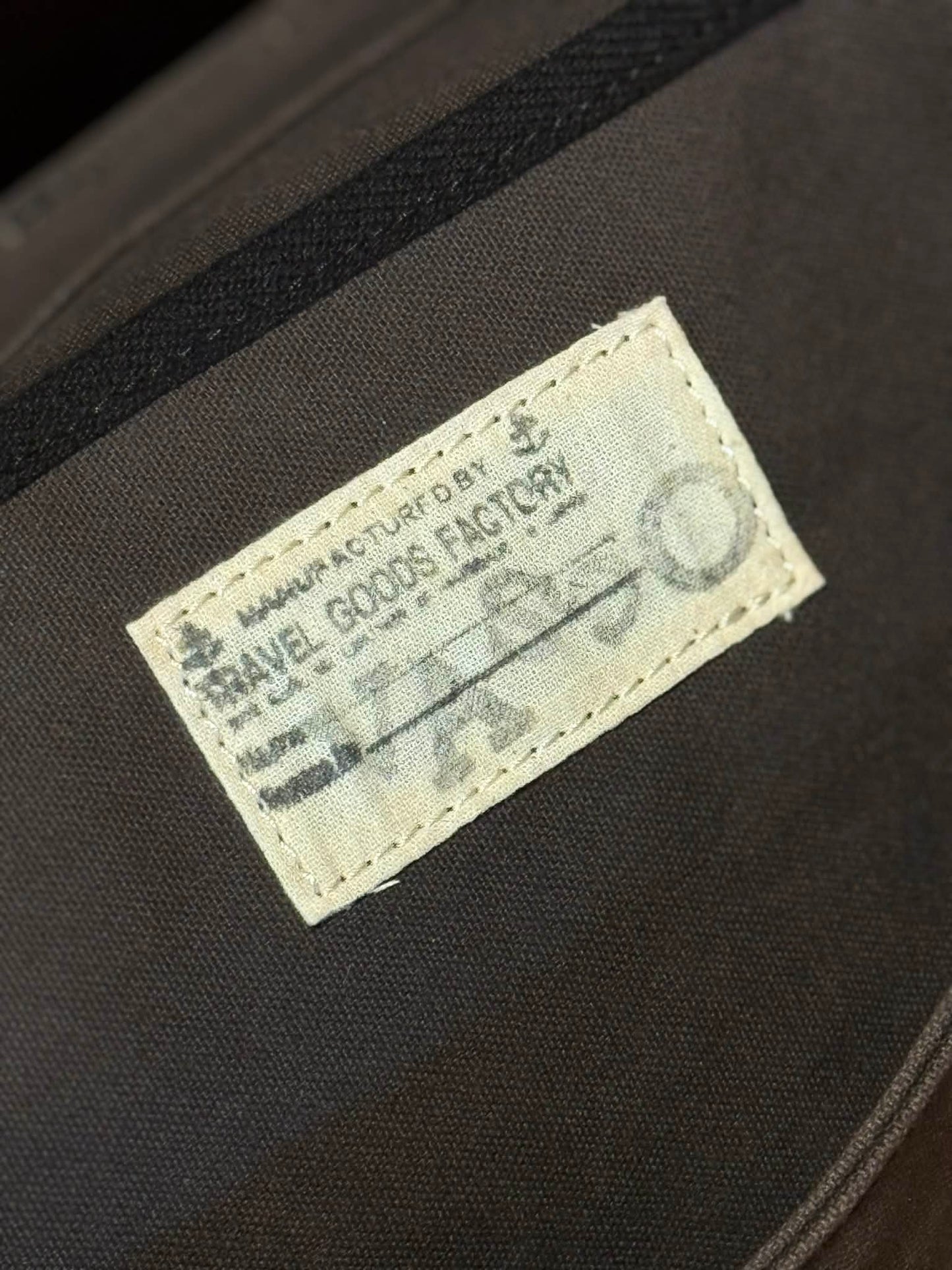 Vasco Oil Canvas x Leather Mail Bag ( Large )